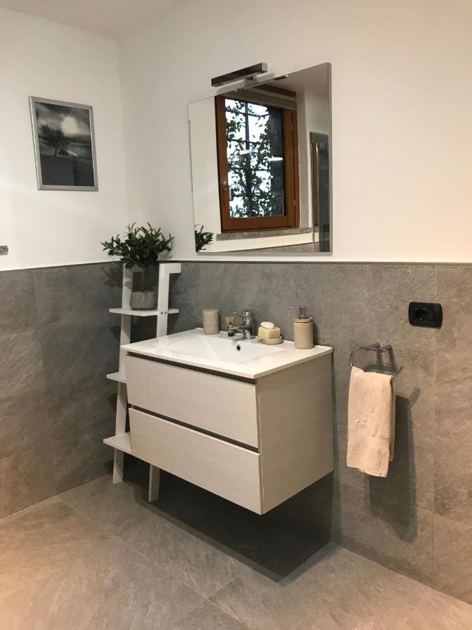 Armonie Del Lago - Lakeview Retreat With Private Garden, Pool & Jacuzzi Baveno Room photo